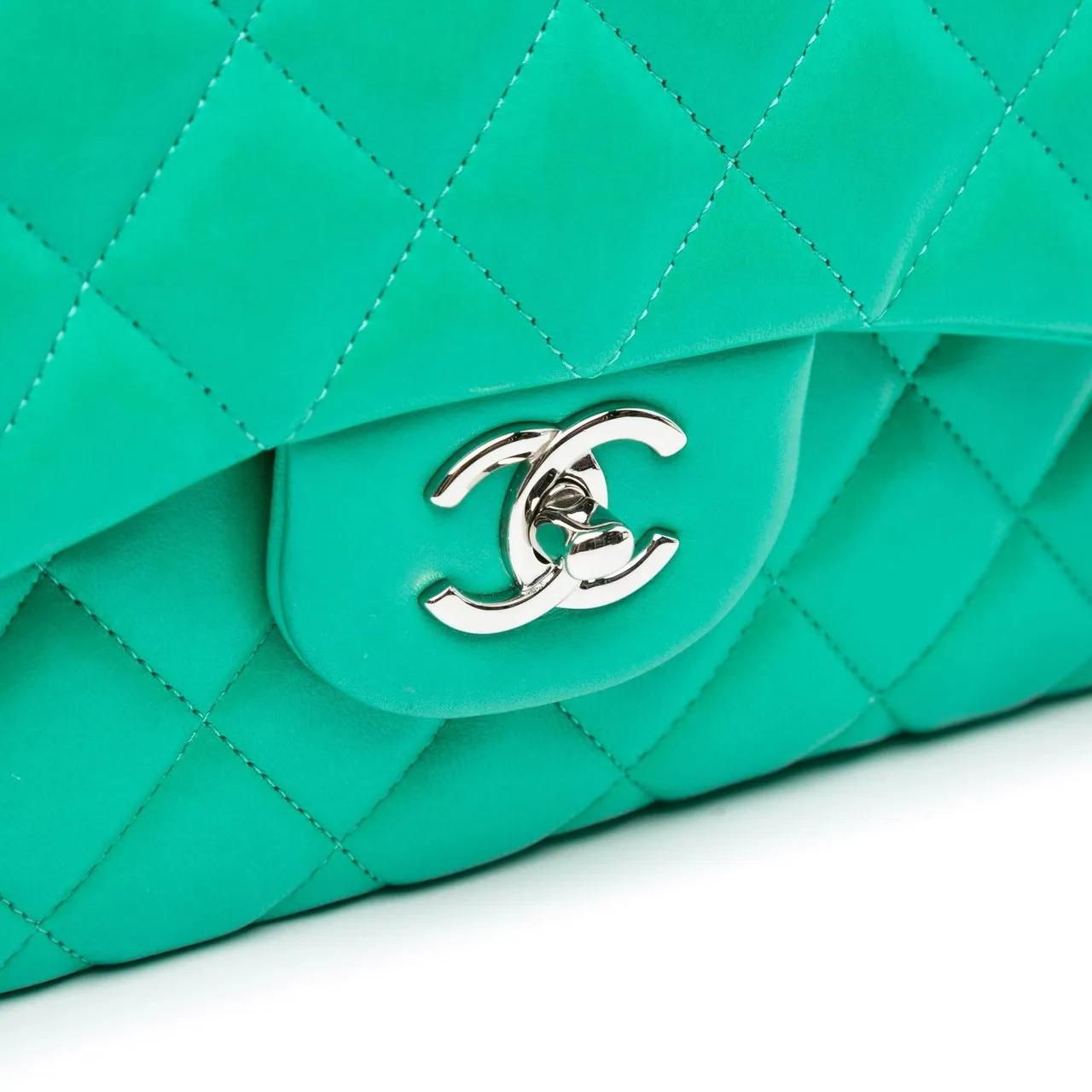Chanel Shoppers Jumbo Classic Lambskin Double Flap in groen