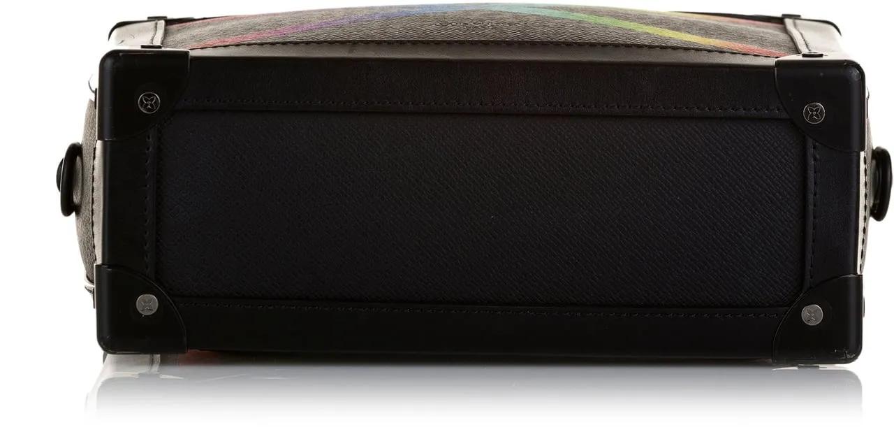 Louis Vuitton Hobo bags 2019 Taiga Rainbow Soft Trunk in zwart