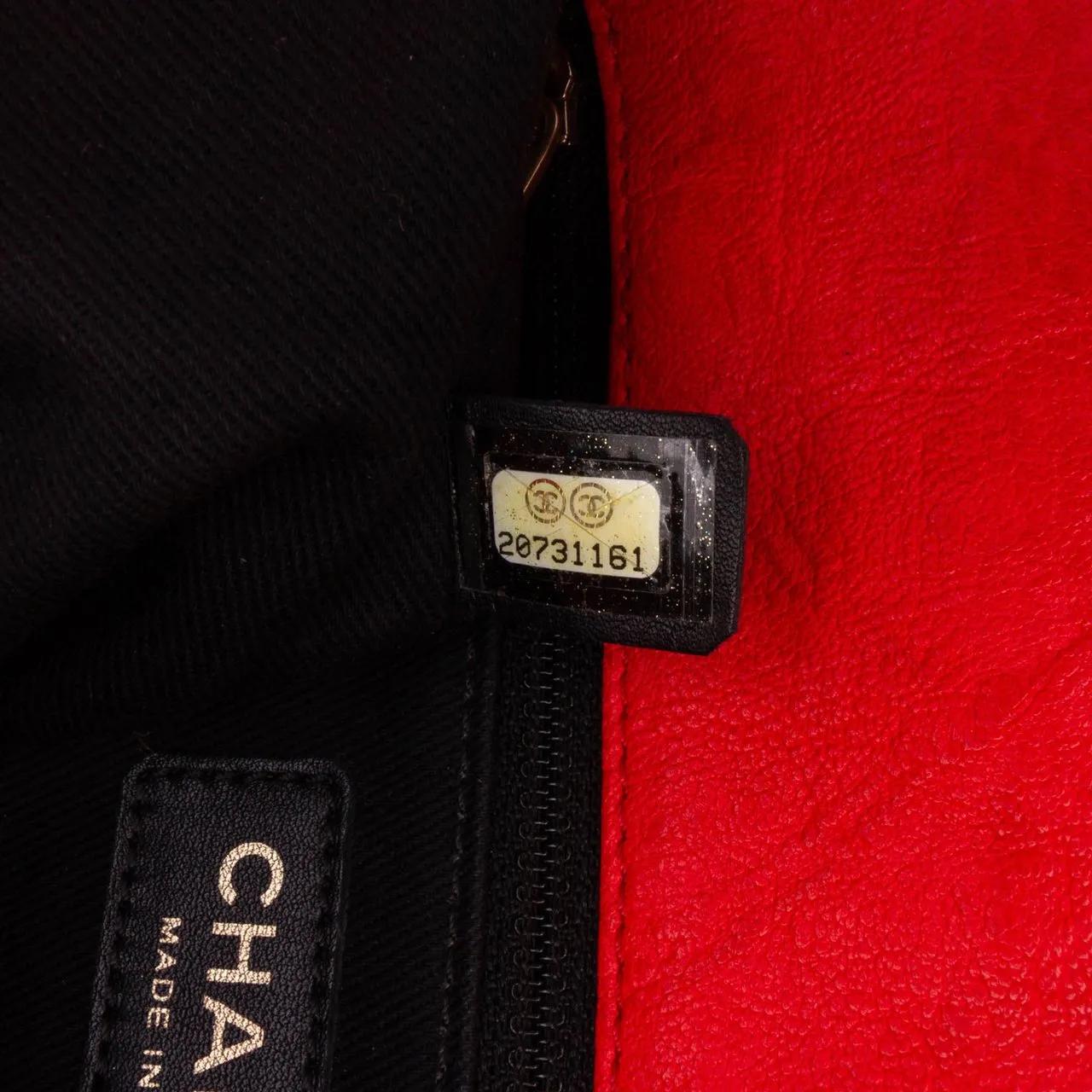 Thumbnail - Chanel Hobo Bags - 2014-2015 Medium Chevron Wrinkled Calfskin Medalli - Gr. unisize - in Rot - für Damen