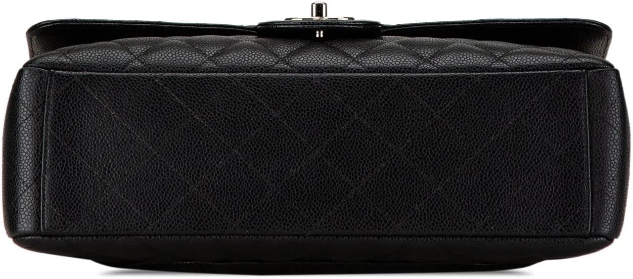 Chanel Hobo bags Maxi Classic Caviar Double Flap in zwart