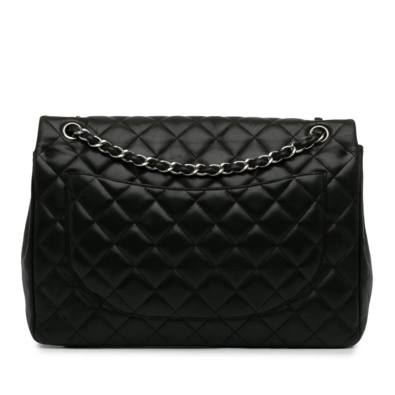 Chanel Shoppers Maxi Classic Lambskin Double Flap in zwart