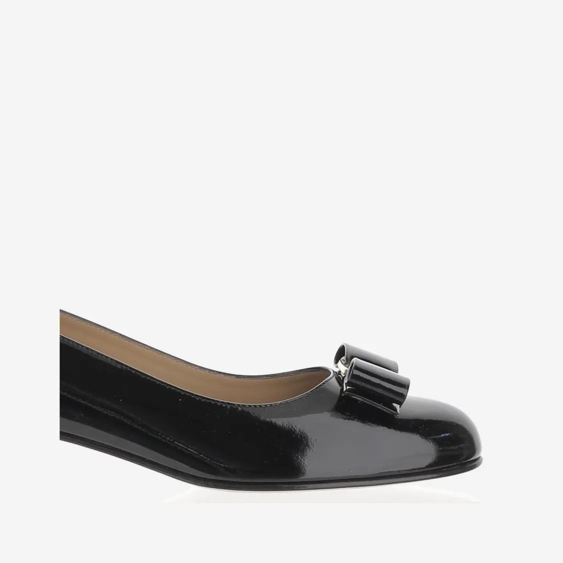 Thumbnail - Salvatore Ferragamo Hohe Schuhe - Glossy Leather Vara Décolleté - Gr. 5_5 - in Schwarz - für Damen