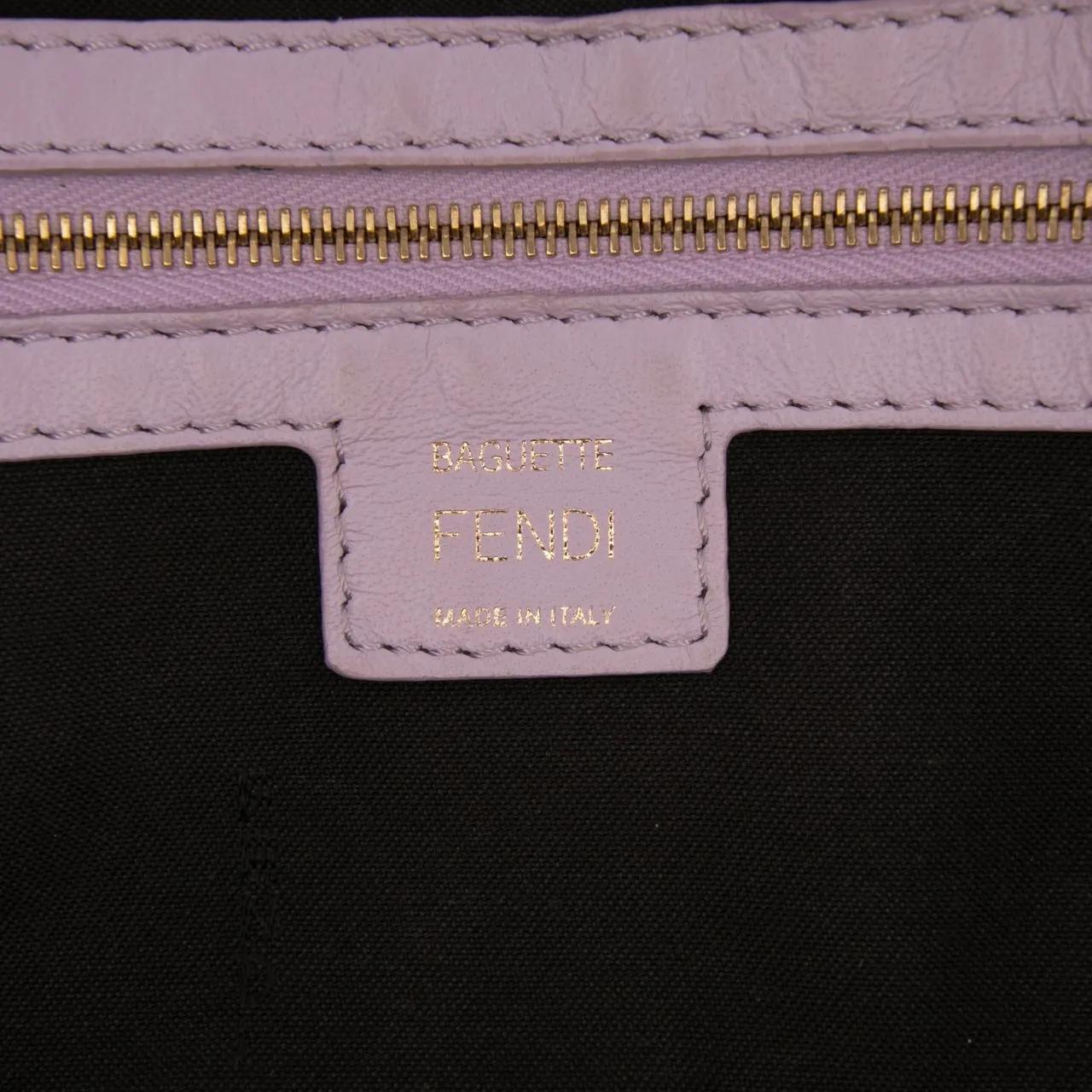 Thumbnail - Fendi Hobo Bags - Medium Leather Embossed FF Baguette Satchel - Gr. unisize - in Gold - für Damen