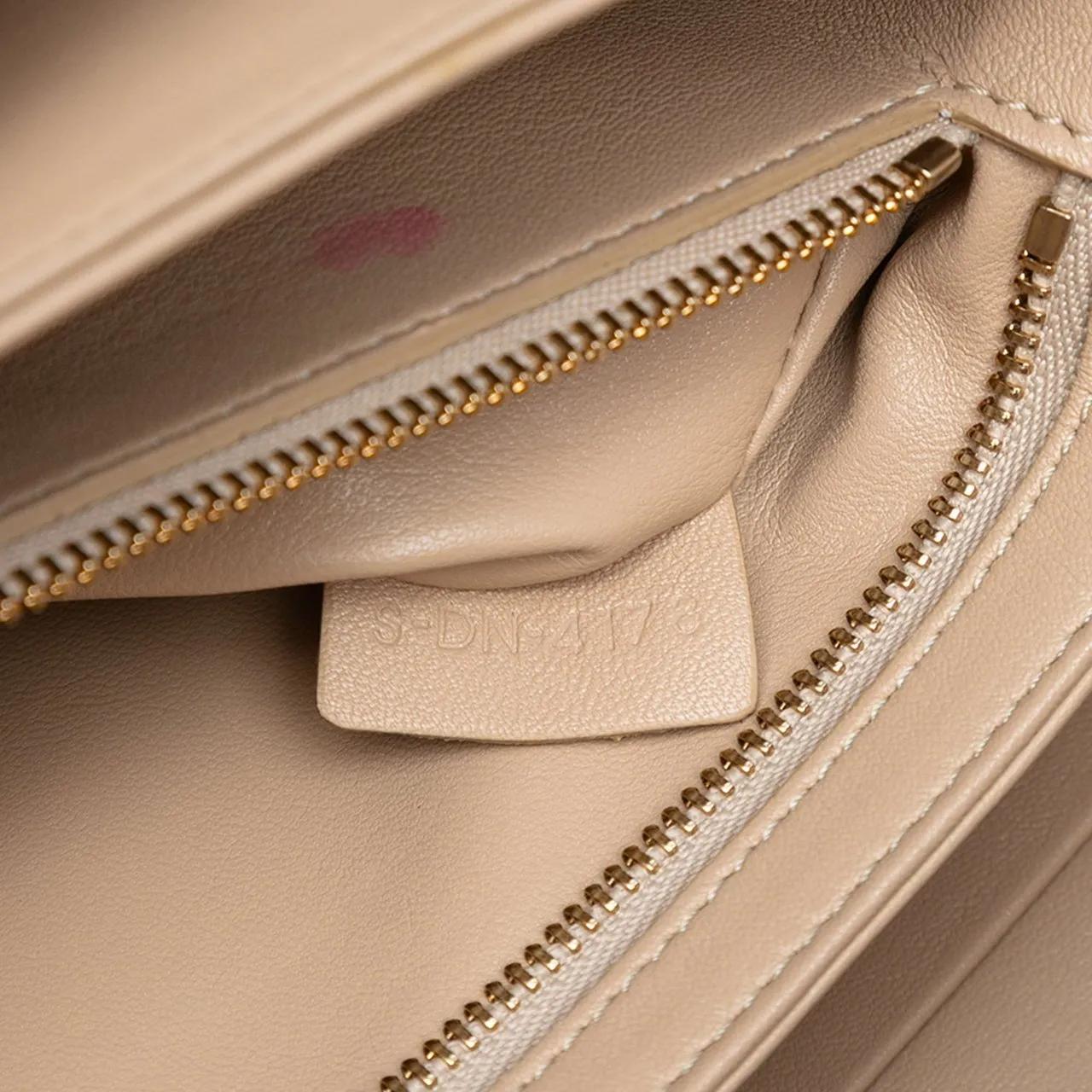 Thumbnail - Celine Hobo Bags - Classique Shiny Calfskin Triomphe Crossbody - Gr. unisize - in Braun - für Damen