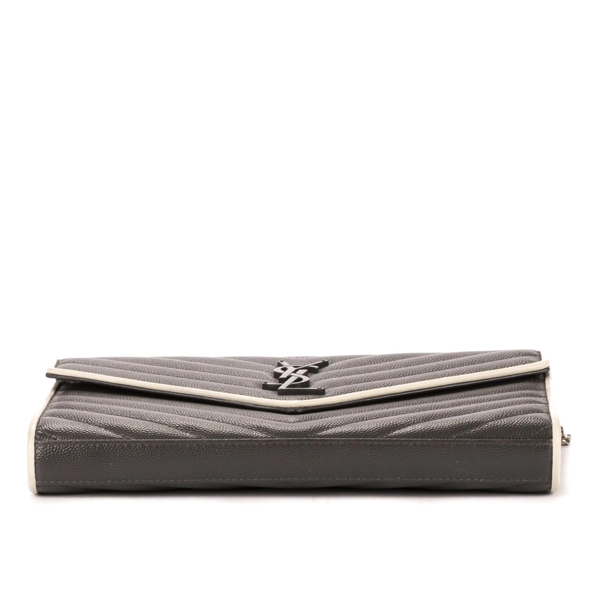 Thumbnail - Saint Laurent Crossbody Bags - Cassandre Enveloppe Chain Wallet - Gr. unisize - in Grau - für Damen