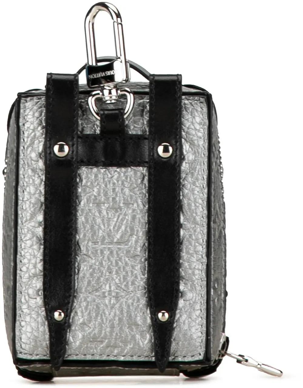 Thumbnail - Louis Vuitton Schlüssel- & Taschenanhänger - 2023 Monogram Taurillon Soft Trunk Bag Charm and K - Gr. unisize - in Silbe...