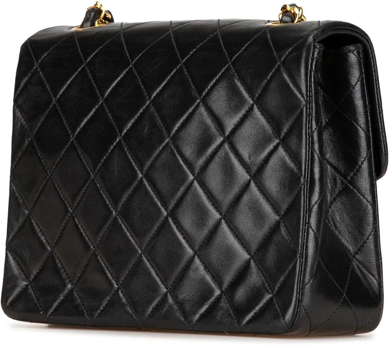 Chanel Hobo bags 1991-1994 CC Quilted Lambskin Chain Flap in zwart
