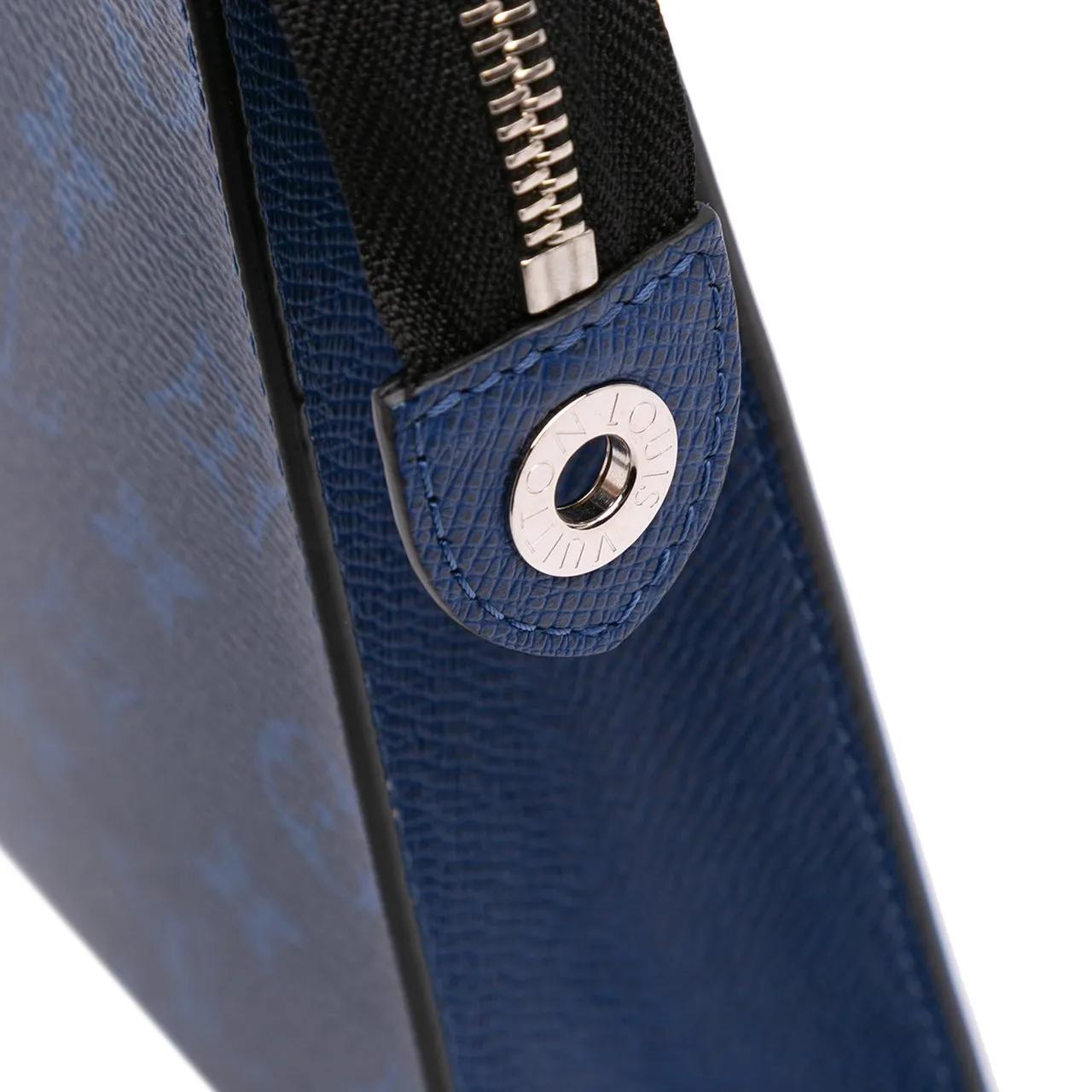 Thumbnail - Louis Vuitton Clutches - 2000-2024 Monogram Taigarama Pochette Voyage MM - Gr. unisize - in Blau - für Damen