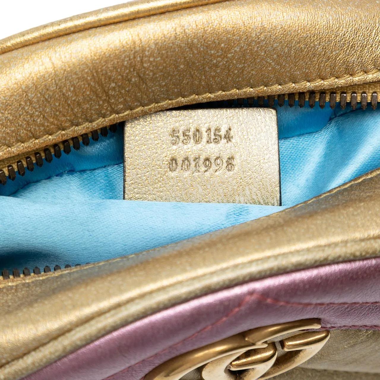 Thumbnail - Gucci Hobo Bags - Mini GG Marmont Matelasse Metallic Leather Round C - Gr. unisize - in Gold - für Damen