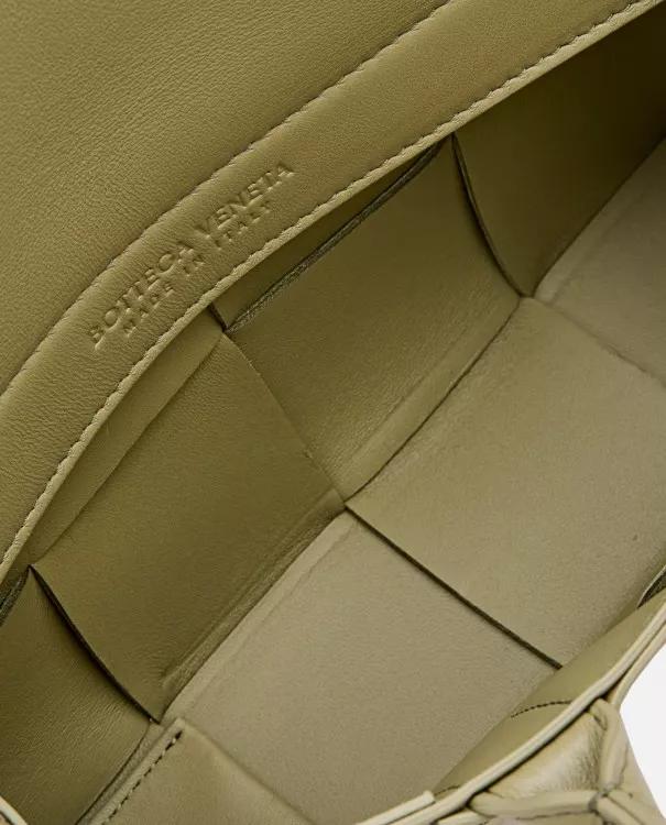 Bottega Veneta Totes Mini East West Arco Leather Tote Bag in groen