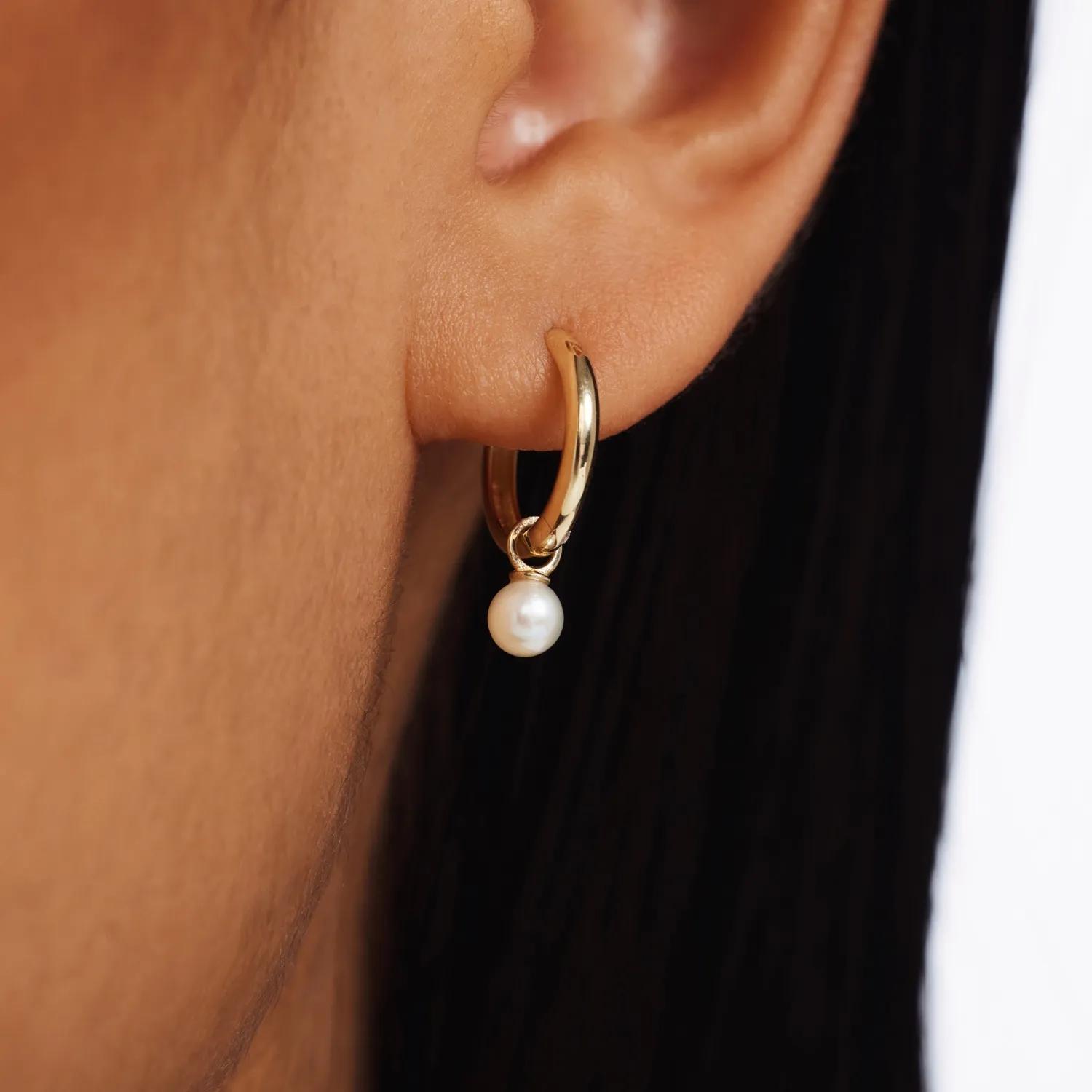 Thumbnail - Isabel Bernard Ohrringe - Belleville Luna 14 karat hoop earrings with freshw - Gr. unisize - in Gold - für Damen