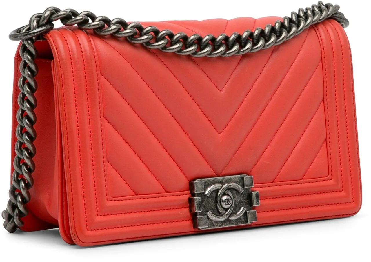 Chanel Hobo bags 2016-2017 Old Medium Chevron Calfskin Boy Flap in rood