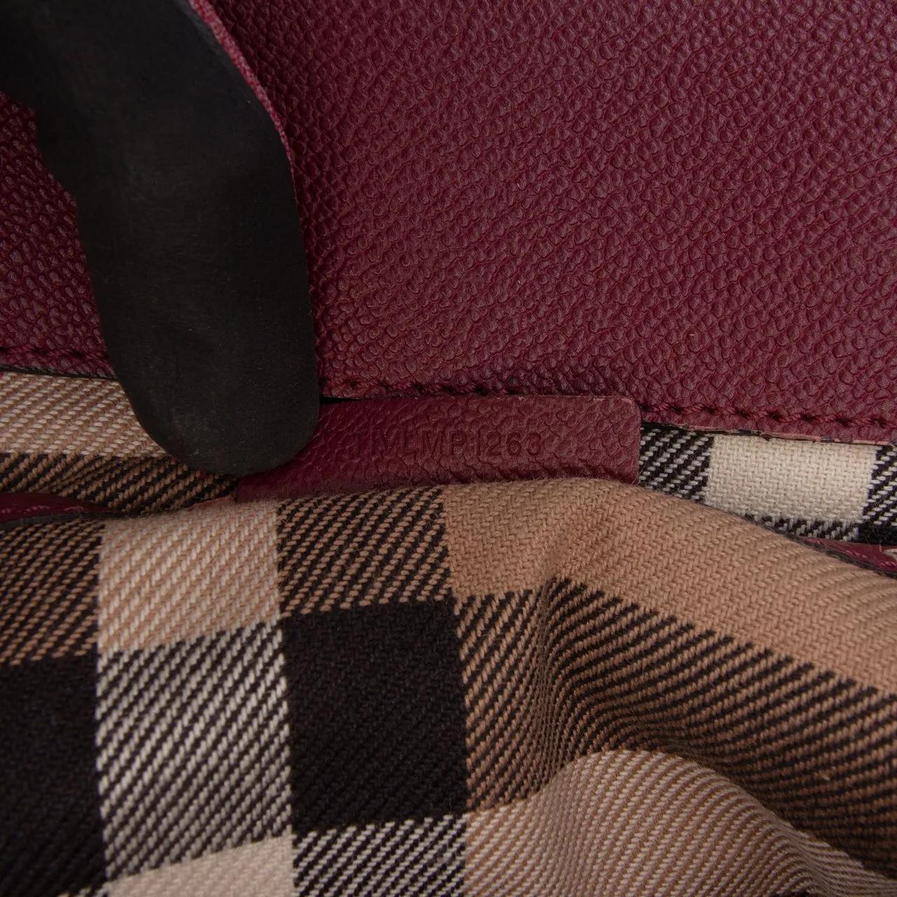 Thumbnail - Burberry Hobo Bags - Medium Grained Calfskin Buckle Tote - Gr. unisize - in Rot - für Damen