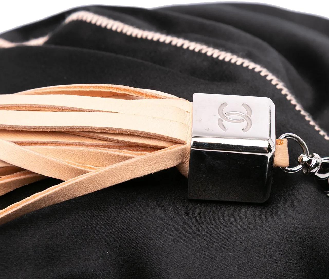 Thumbnail - Chanel Hobo Bags - Lambskin and Satin Reversible Sac Cordon Bucket Ba - Gr. unisize - in Schwarz - für Damen