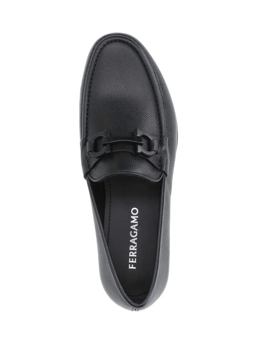 Thumbnail - Salvatore Ferragamo Loafer - Black Leather Loafers With Tone-On-Tone Logo Buckl - Gr. 7_5 - in Schwarz - für Damen