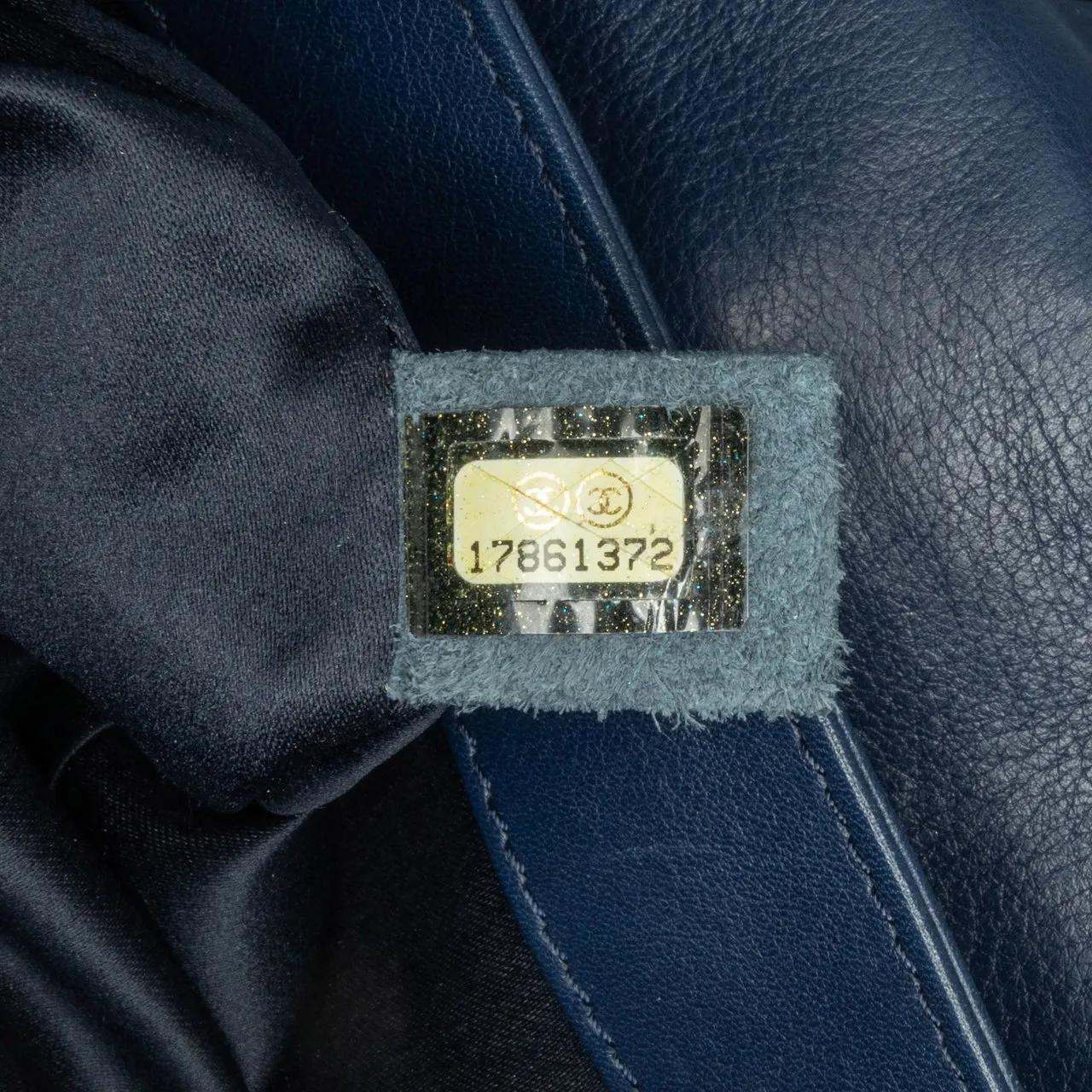 Thumbnail - Chanel Hobo Bags - 2012-2013 Medium Stitched Calfskin Citizen Flap - Gr. unisize - in Blau - für Damen