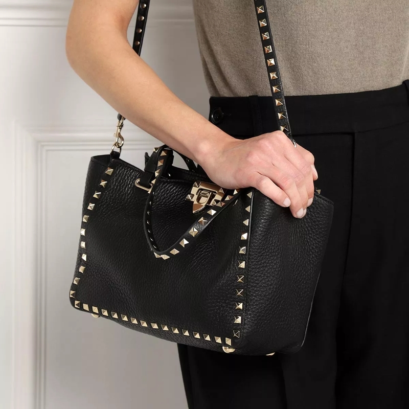 Valentino Garavani Fourre-tout Rockstud Small Tote Calfskin Black(Image 3)