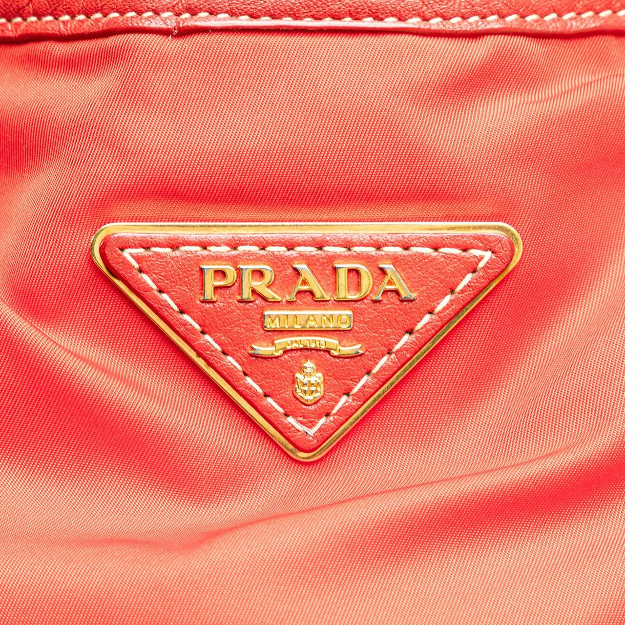 Thumbnail - Prada Hobo Bags - Vitello Daino Trimmed Tessuto Satchel - Gr. unisize - in Rot - für Damen