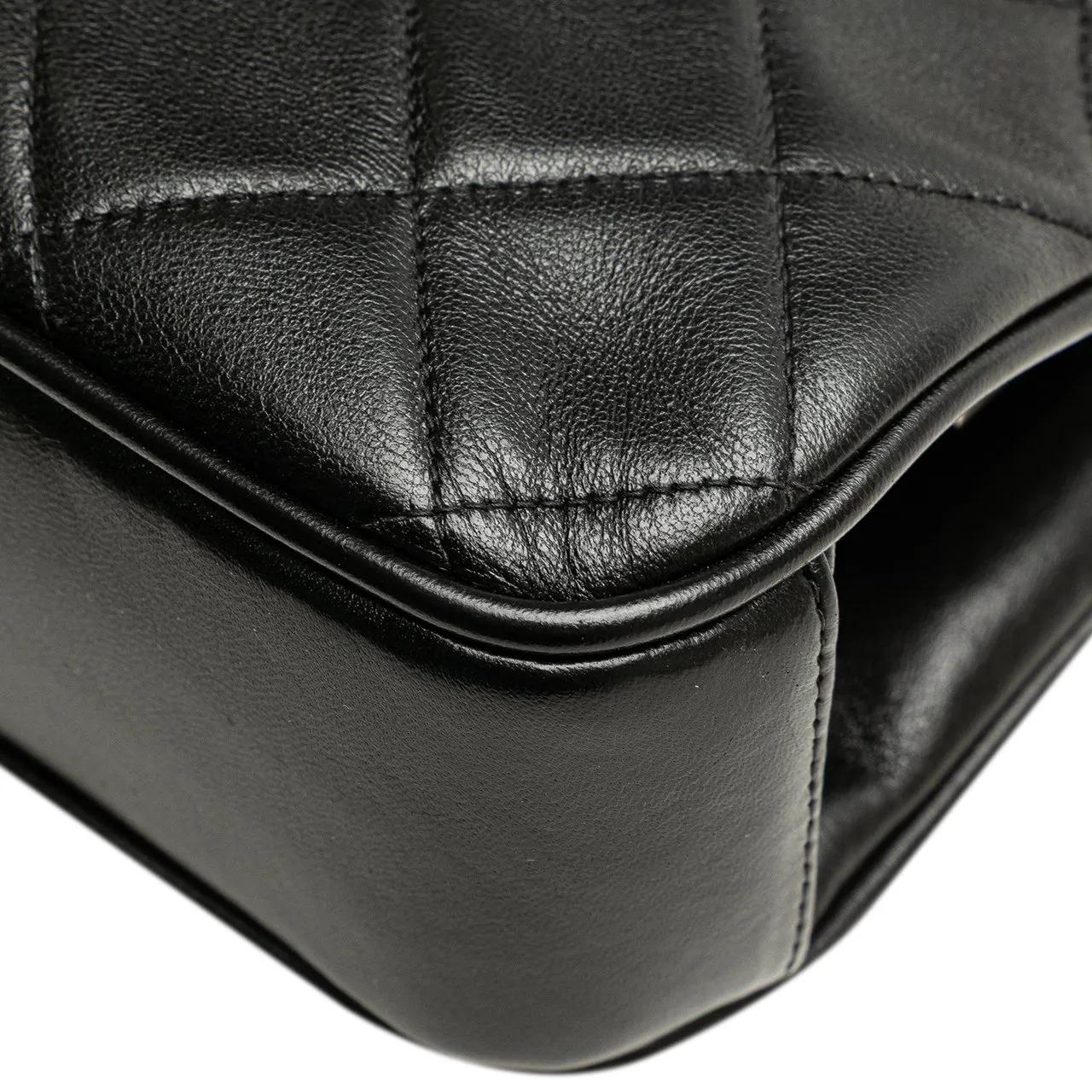 Thumbnail - Chanel Crossbody Bags - CC Quilted Lambskin Kiss Lock Frame Top Handle Bag - Gr. unisize - in Schwarz - für Damen