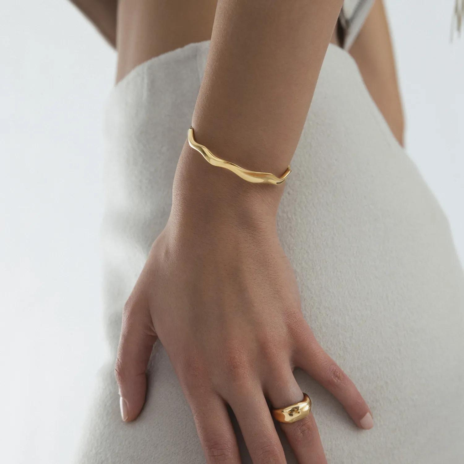 Thumbnail - Mockberg Armband - Wavy Bolded Cuff Armband - Gr. ONE SIZE - in Gold - für Damen