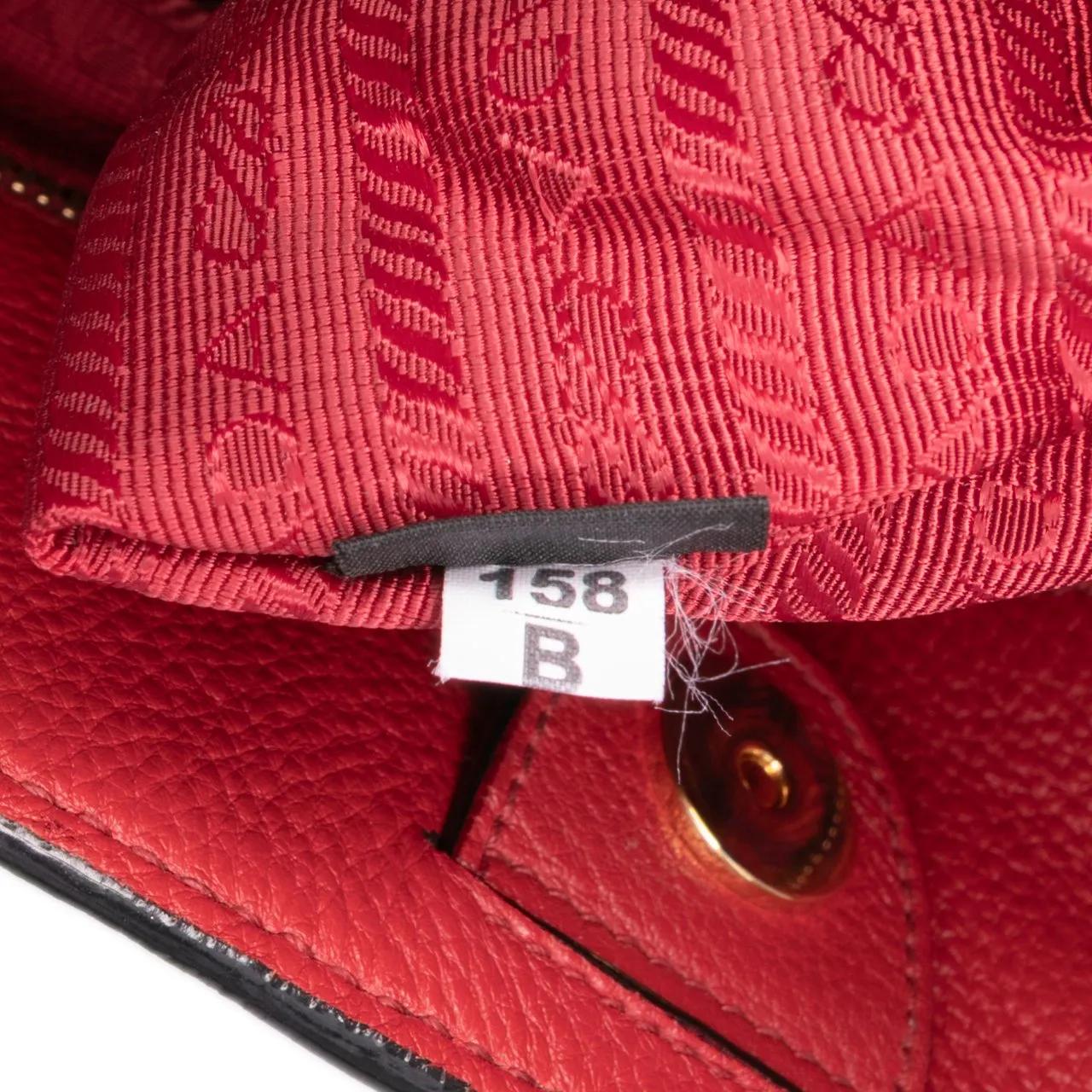 Thumbnail - Prada Hobo Bags - Vitello Daino Open Convertible Tote - Gr. unisize - in Rot - für Damen