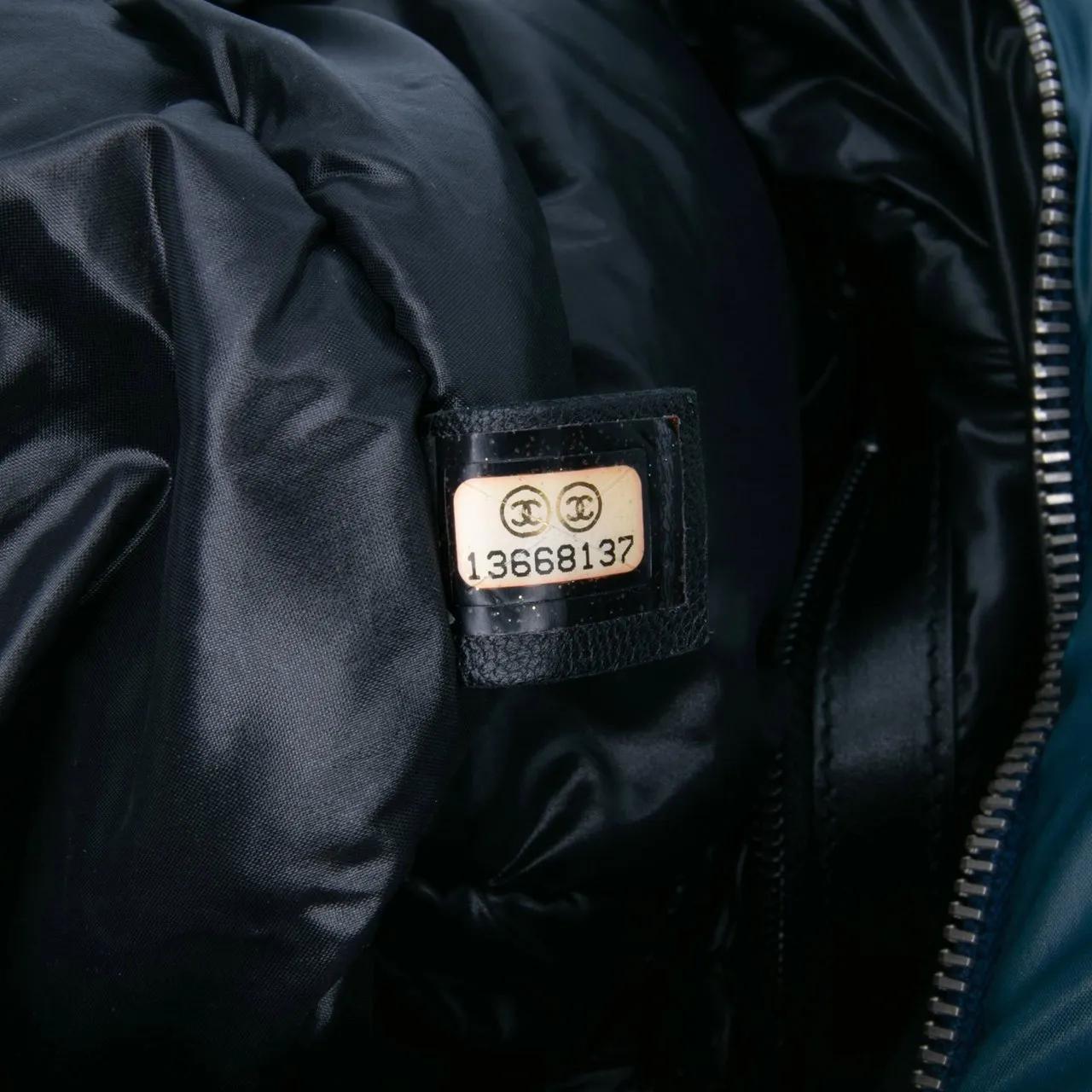 Thumbnail - Chanel Shopper - Small Quilted Nylon Coco Cocoon Tote - Gr. unisize - in Blau - für Damen