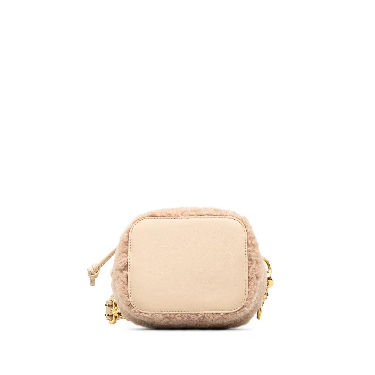 Fendi Hobo bags 2015-2023 Shearling Mini Mon Tresor Bucket Bag in poeder roze
