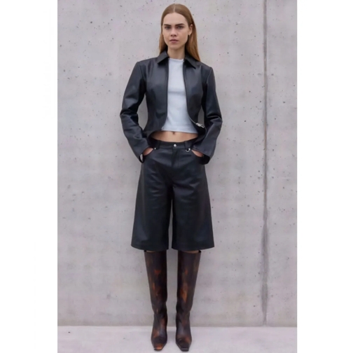 OVALES QUARE Kurze Lederhosen Schwarze Leder Shorts mehrfarbig