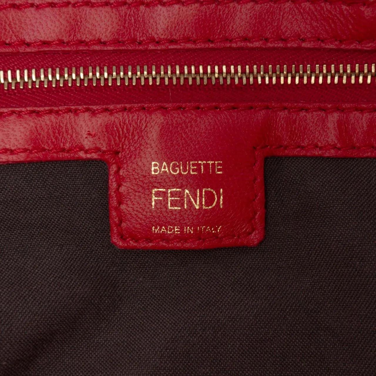 Thumbnail - Fendi Hobo Bags - Zucca Embossed Leather Baguette Satchel - Gr. unisize - in Rot - für Damen