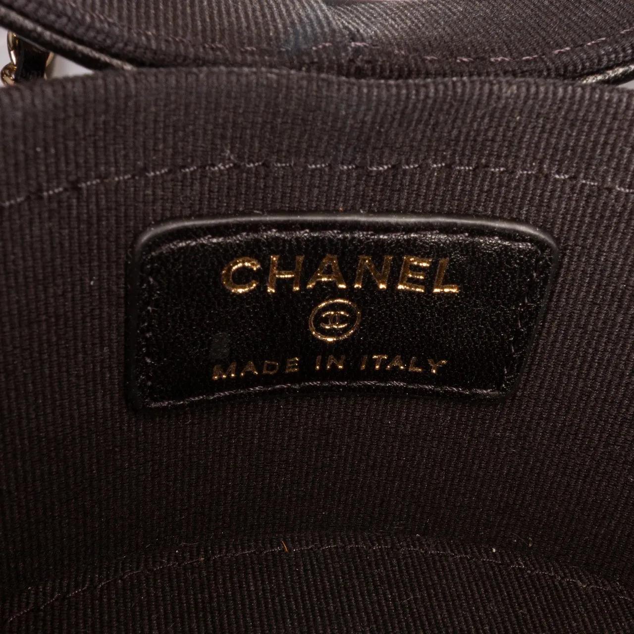 Thumbnail - Chanel Hobo Bags - Mini Quilted Lambskin Round Vanity Case with Chain - Gr. unisize - in Schwarz - für Damen