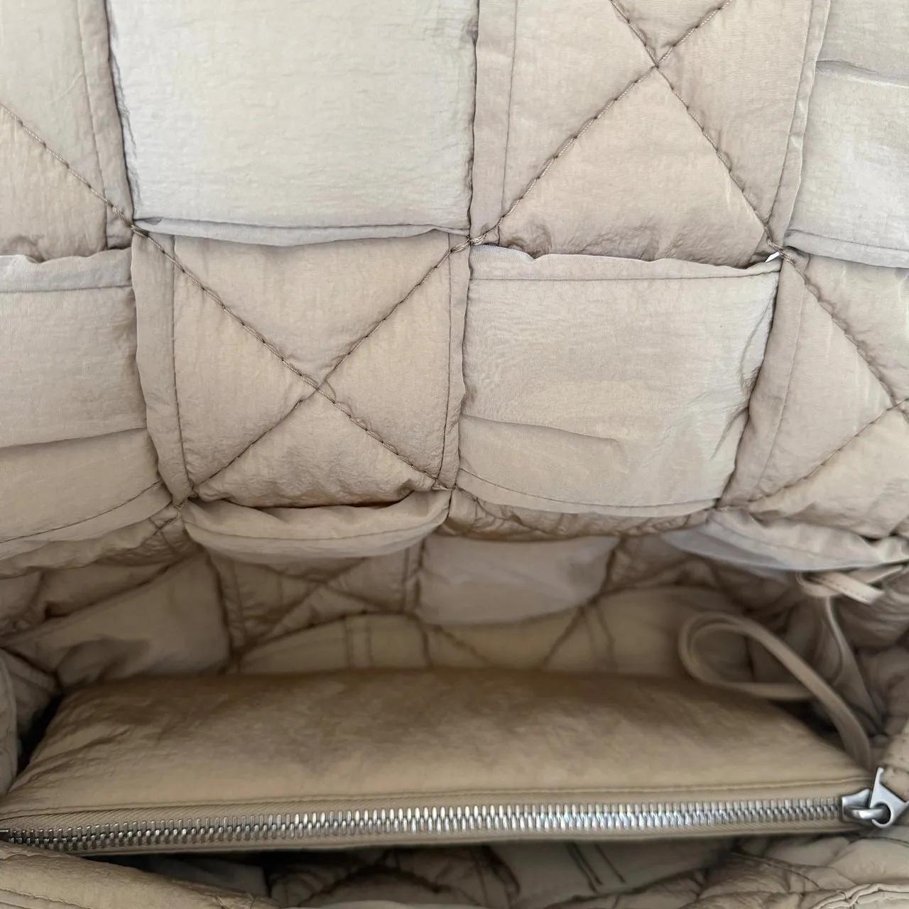 Thumbnail - Bottega Veneta Crossbody Bags - Bottega Veneta Medium Padded Tech Cassette Bag Ses - Gr. unisize - in Beige - für Damen