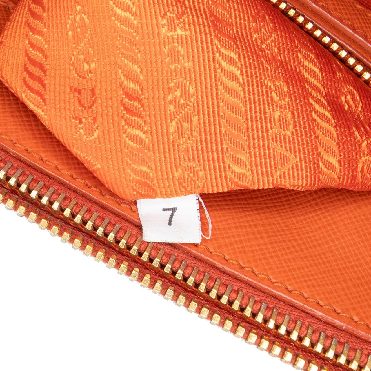 Thumbnail - Prada Hobo Bags - Small Saffiano Lux Galleria Double Zip Satchel - Gr. unisize - in Orange - für Damen