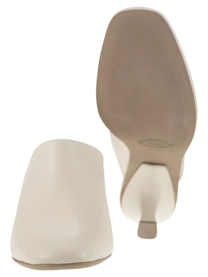 Thumbnail - Tod's Slipper & Pantoletten - Fine Smooth Leather Sabot With Narrow Heel - Gr. 36 (EU) - in Weiß - für Damen