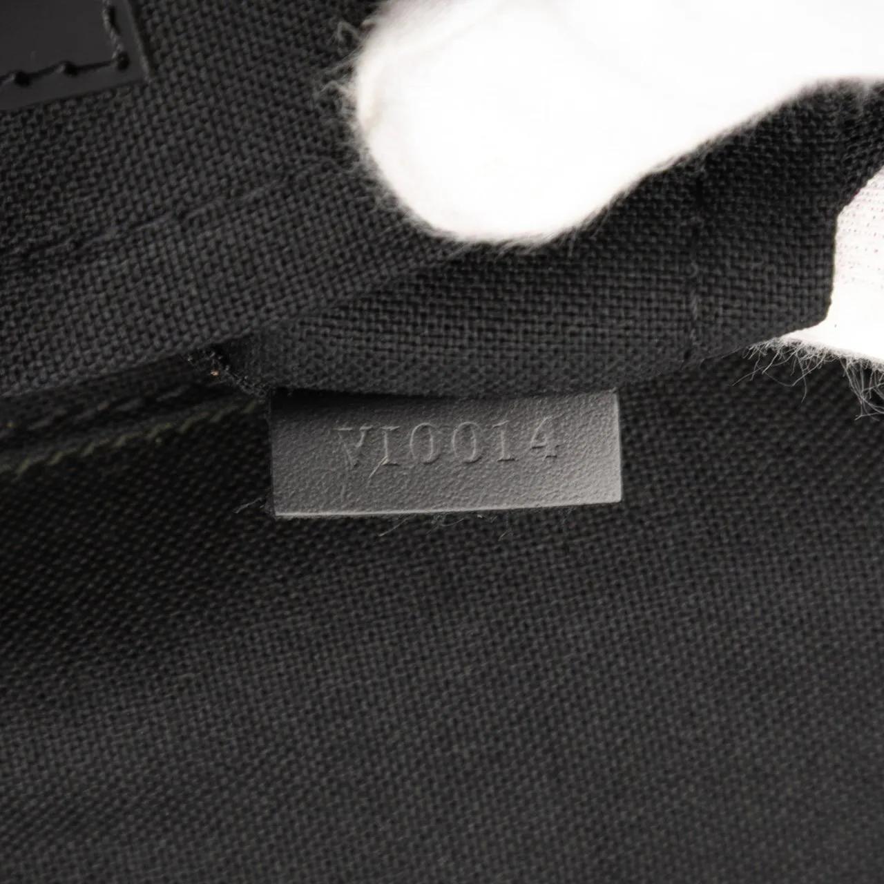 Thumbnail - Louis Vuitton Hobo Bags - Taiga Saratov PM - Gr. unisize - in Schwarz - für Damen