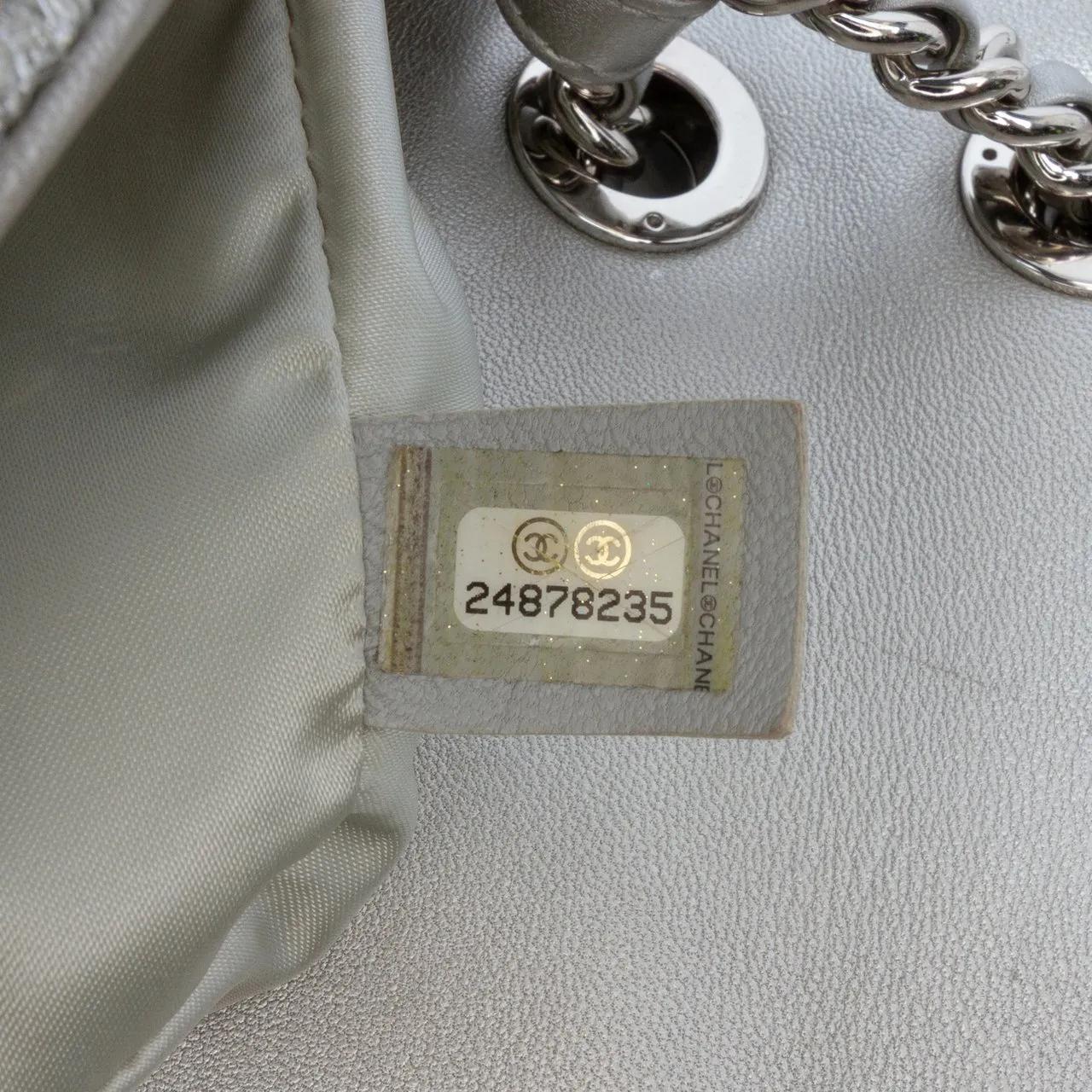 Thumbnail - Chanel Hobo Bags - Medium Quilted Lurex Ground Control Pluto Glitter - Gr. unisize - in Silber - für Damen