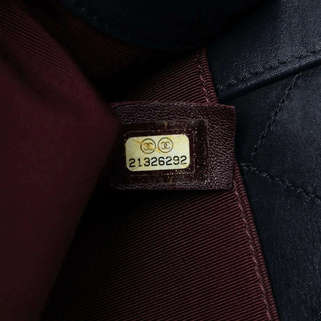 Thumbnail - Chanel Hobo Bags - Old Medium Bicolor Shearling Boy Flap - Gr. unisize - in Schwarz - für Damen