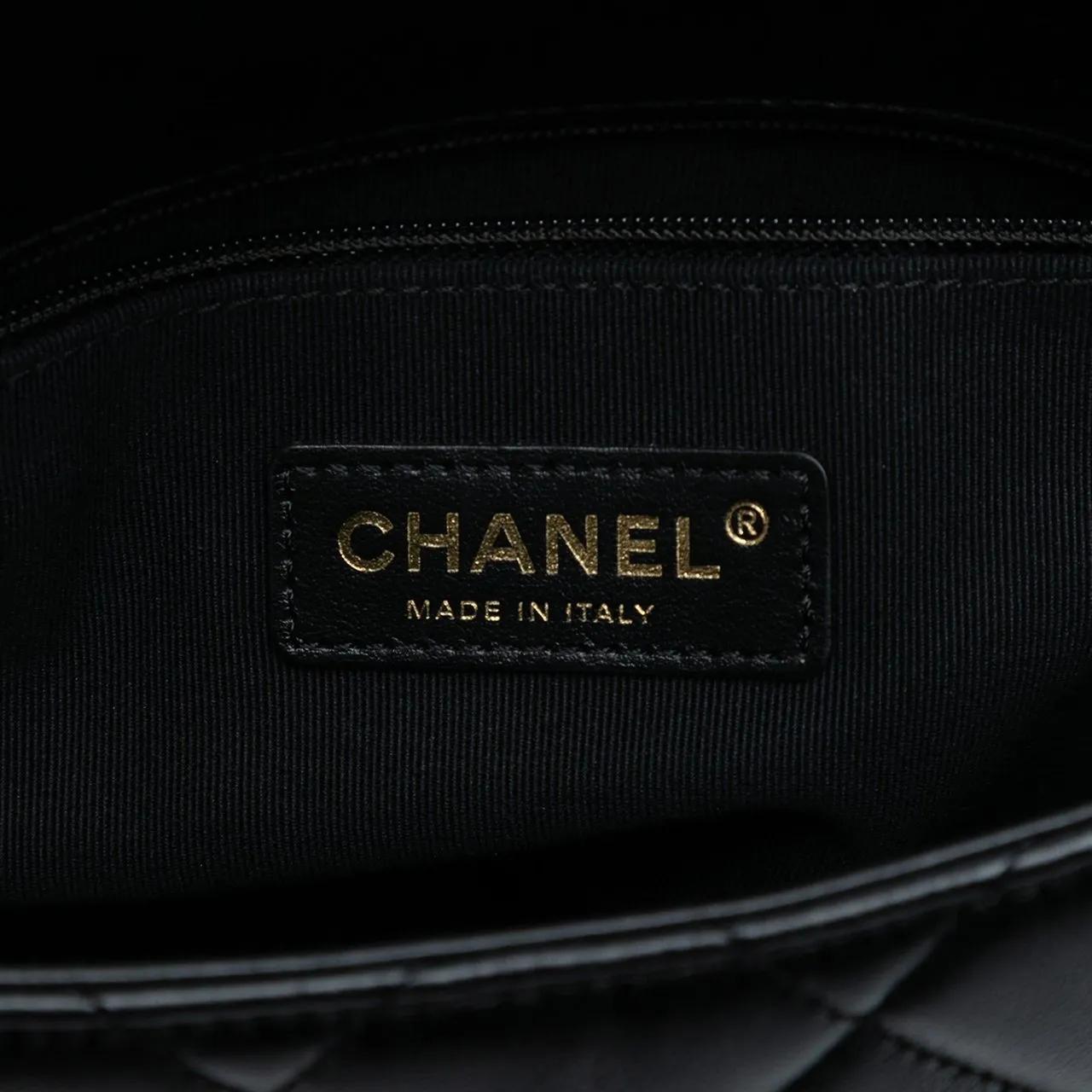 Thumbnail - Chanel Hobo Bags - Mini Quilted Lambskin Lacquered Chain Flap - Gr. unisize - in Schwarz - für Damen