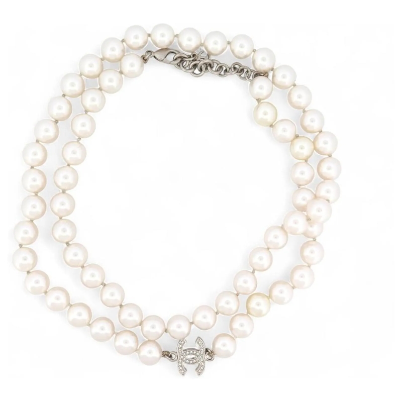 Chanel Mittellange Halskette NEUE CHANEL HALSKETTE SAUTOIR 2023 CC LOGO IN PERL silber