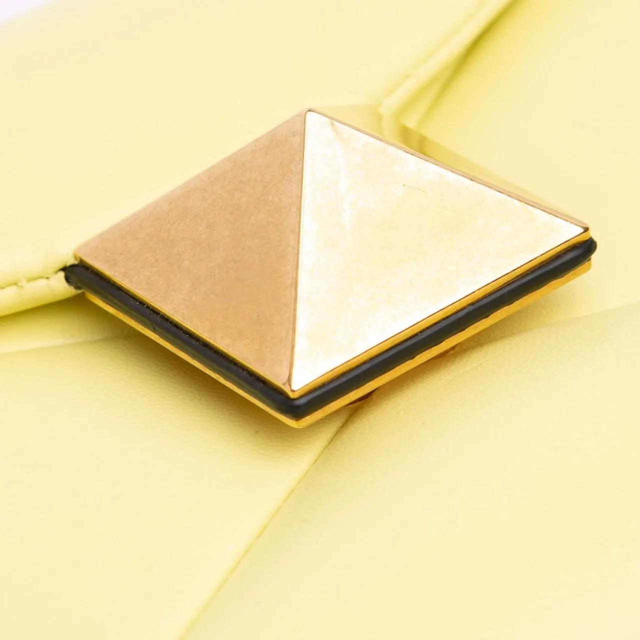 Thumbnail - Valentino Garavani Hobo Bags - Nappa One Stud Chain Shoulder Bag - Gr. unisize - in Gelb - für Damen