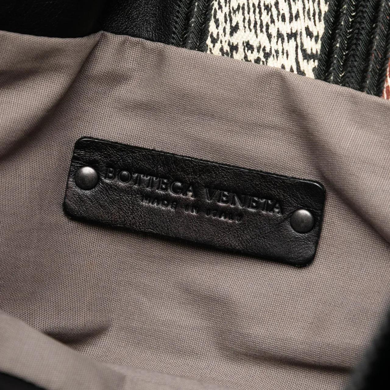 Thumbnail - Bottega Veneta Hobo Bags - Intrecciato Trimmed Nappa Vertical Stripe Tote - Gr. unisize - in Schwarz - für Damen