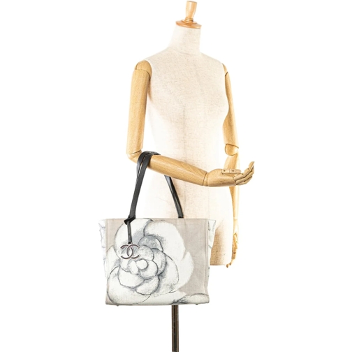 Chanel Sac à provisions 2016-2017 Camellia Printed Canvas Shopper Tote grau (Image 16)