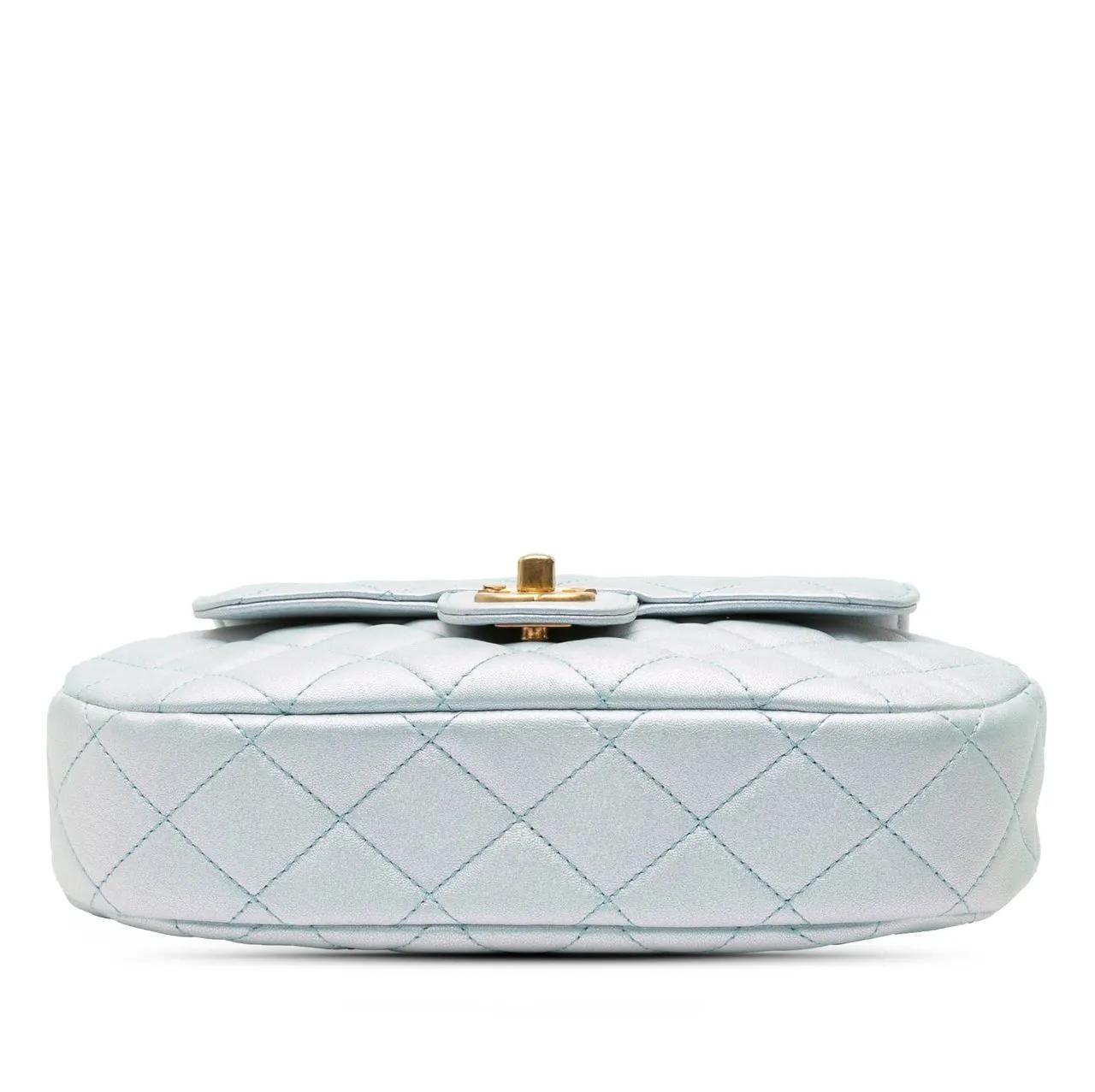 Chanel Totes & shoppers CC Quilted Lambskin Top Handle Bag in blauw