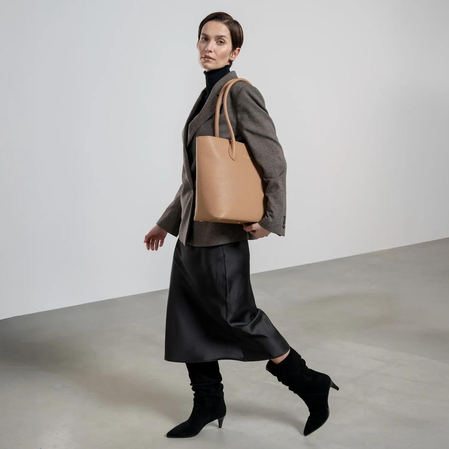 Thumbnail - Isabel Bernard Shopper - Honoré Lysanne Camel Calfskin Leather Shoulder Bag - Gr. unisize - in Cognacbraun - für Damen
