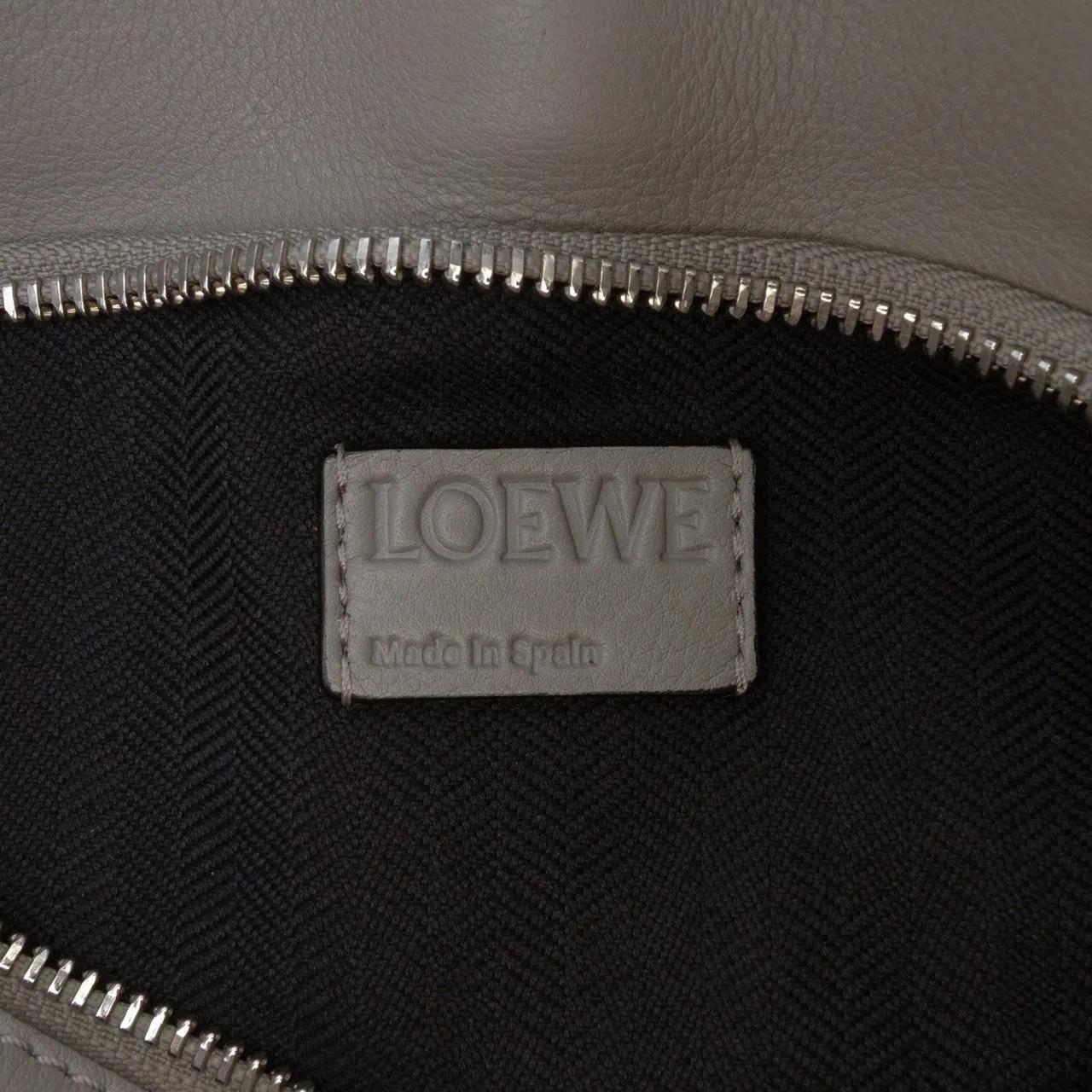 Thumbnail - Loewe Hobo Bags - Small Anagram Embossed Patent Puzzle Satchel - Gr. unisize - in Silber - für Damen