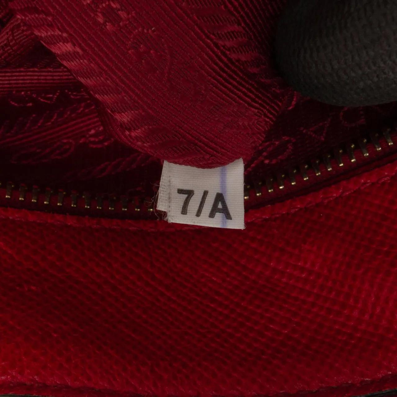 Thumbnail - Prada Hobo Bags - Medium Saffiano Dome Satchel - Gr. unisize - in Rot - für Damen