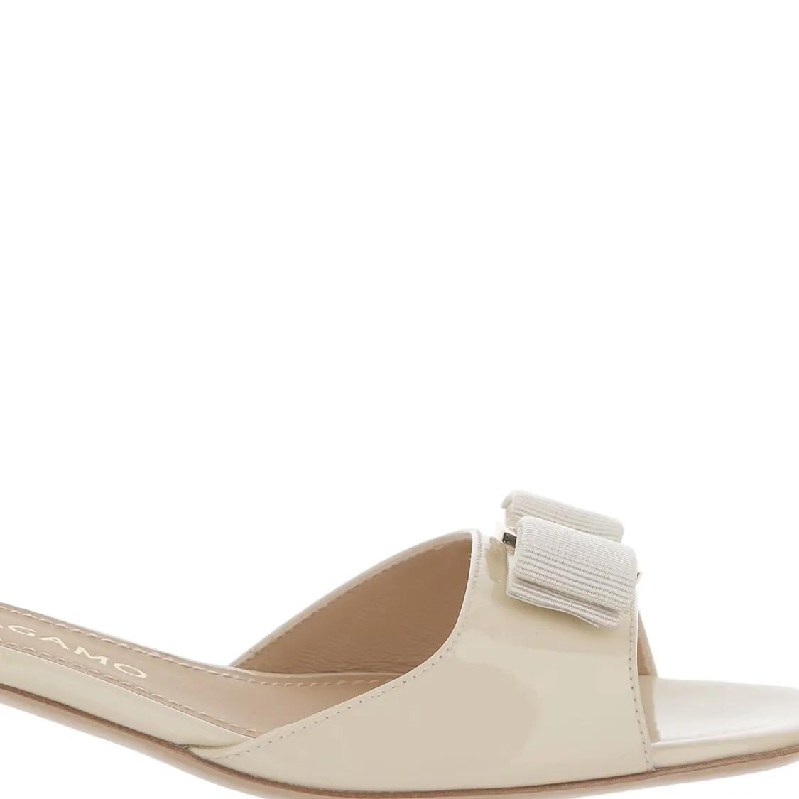 Thumbnail - Shiny Leather Flat Shoes With Iconic Bow - Gr. 10 - in Beige