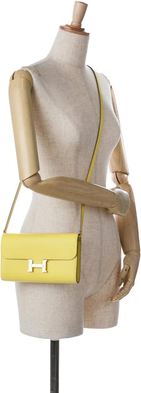 Hermès Hobo bags 2022 Evercolor Constance Wallet To Go in geel