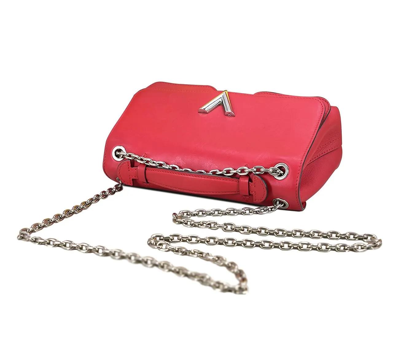 Louis Vuitton Shoppers Monogram Cuir Plume Ecume Very Chain Bag in rood