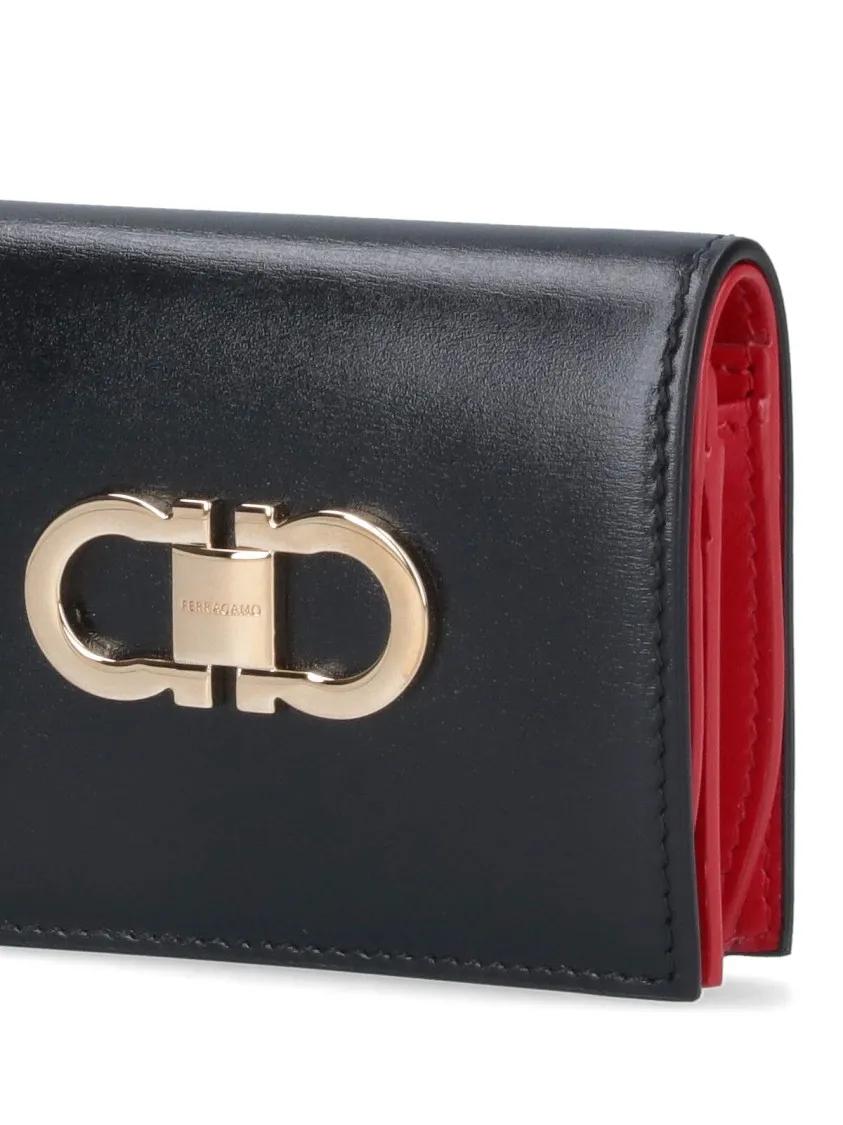 Thumbnail - Salvatore Ferragamo Portemonnaie - Compact Black Wallet With Gold-Tone Clasp - Gr. unisize - in Schwarz - für Damen
