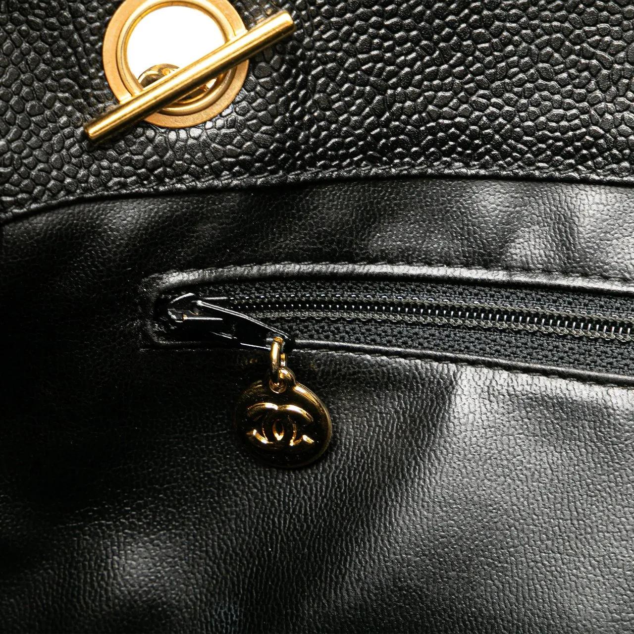 Chanel Totes & shoppers Caviar Front Pocket Chain Tote in zwart